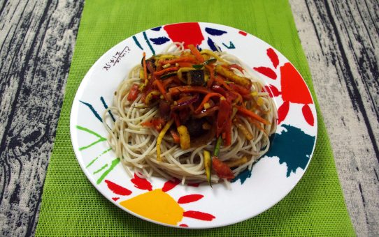 Saltado de verduras y tofu ahumado con pasta